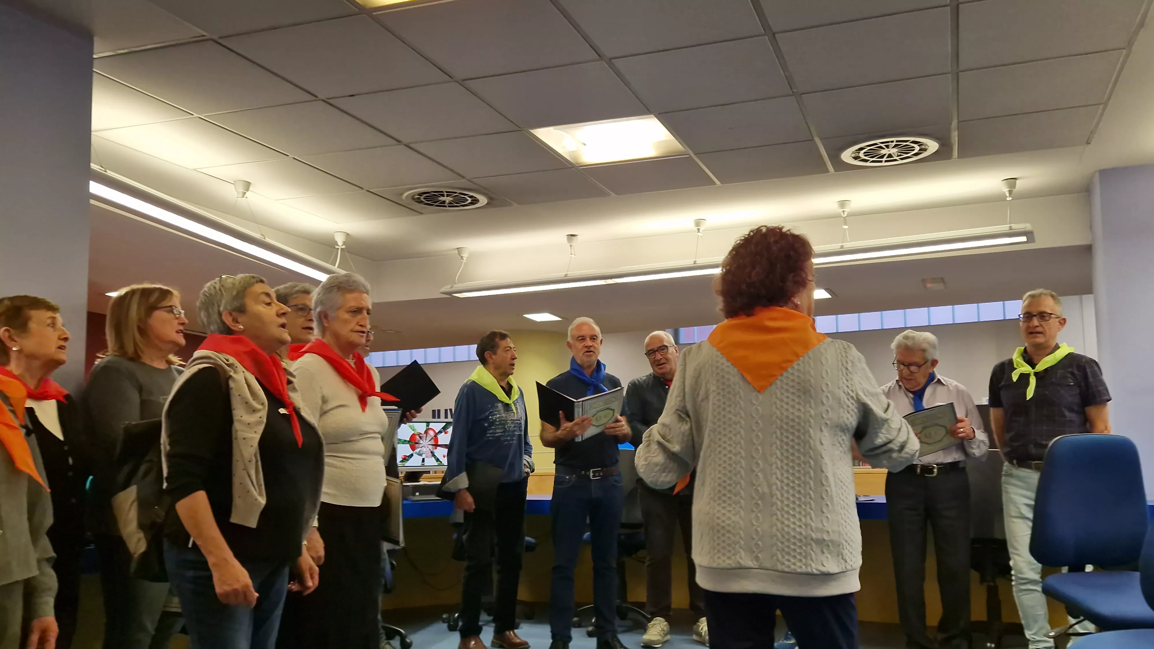 Actuación del Coro de la Universidad Ciudadana en la Durán Gudiol. Foto Myriam Martínez