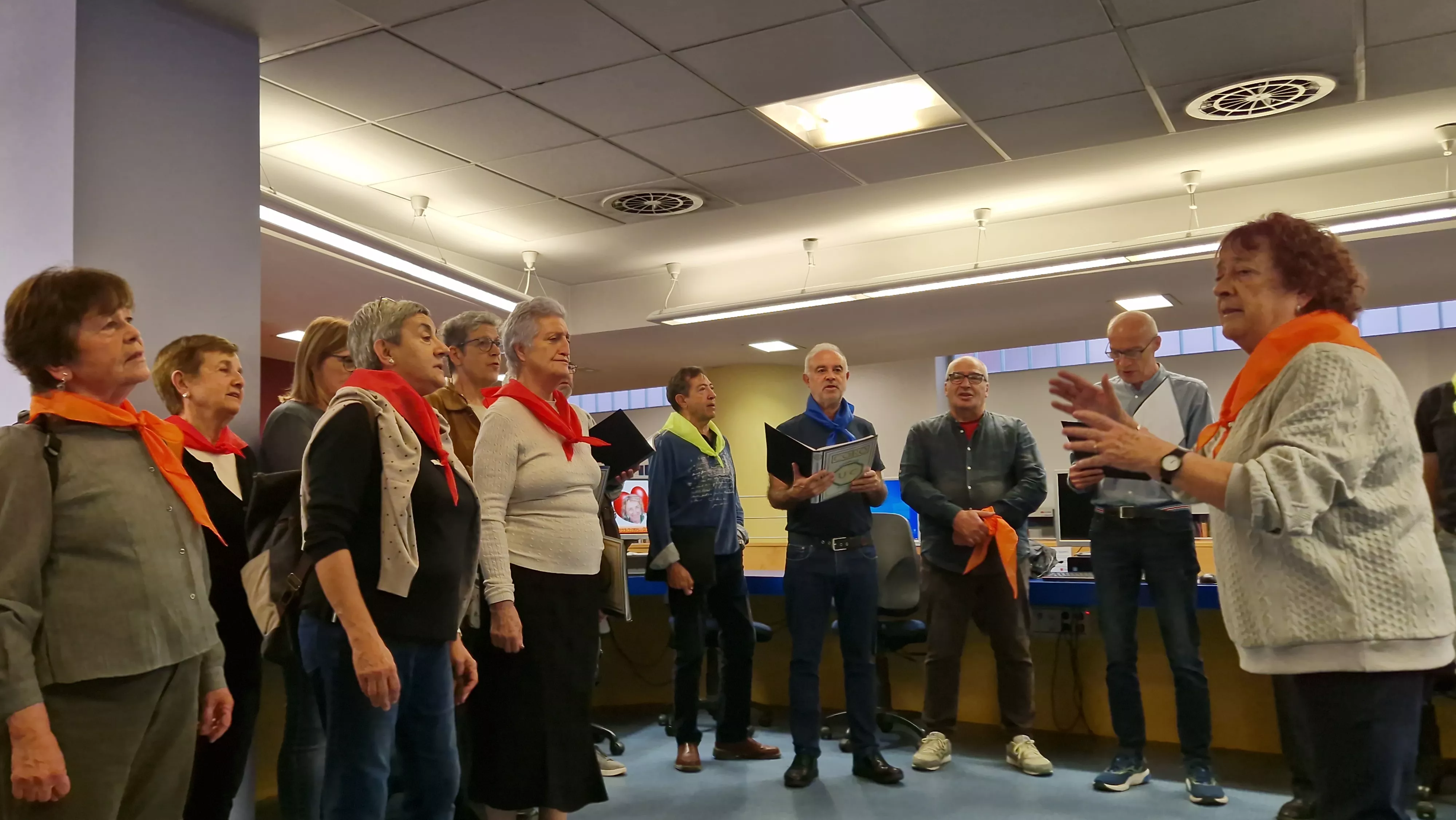 Actuación del Coro de la Universidad Ciudadana en la Durán Gudiol. Foto Myriam Martínez
