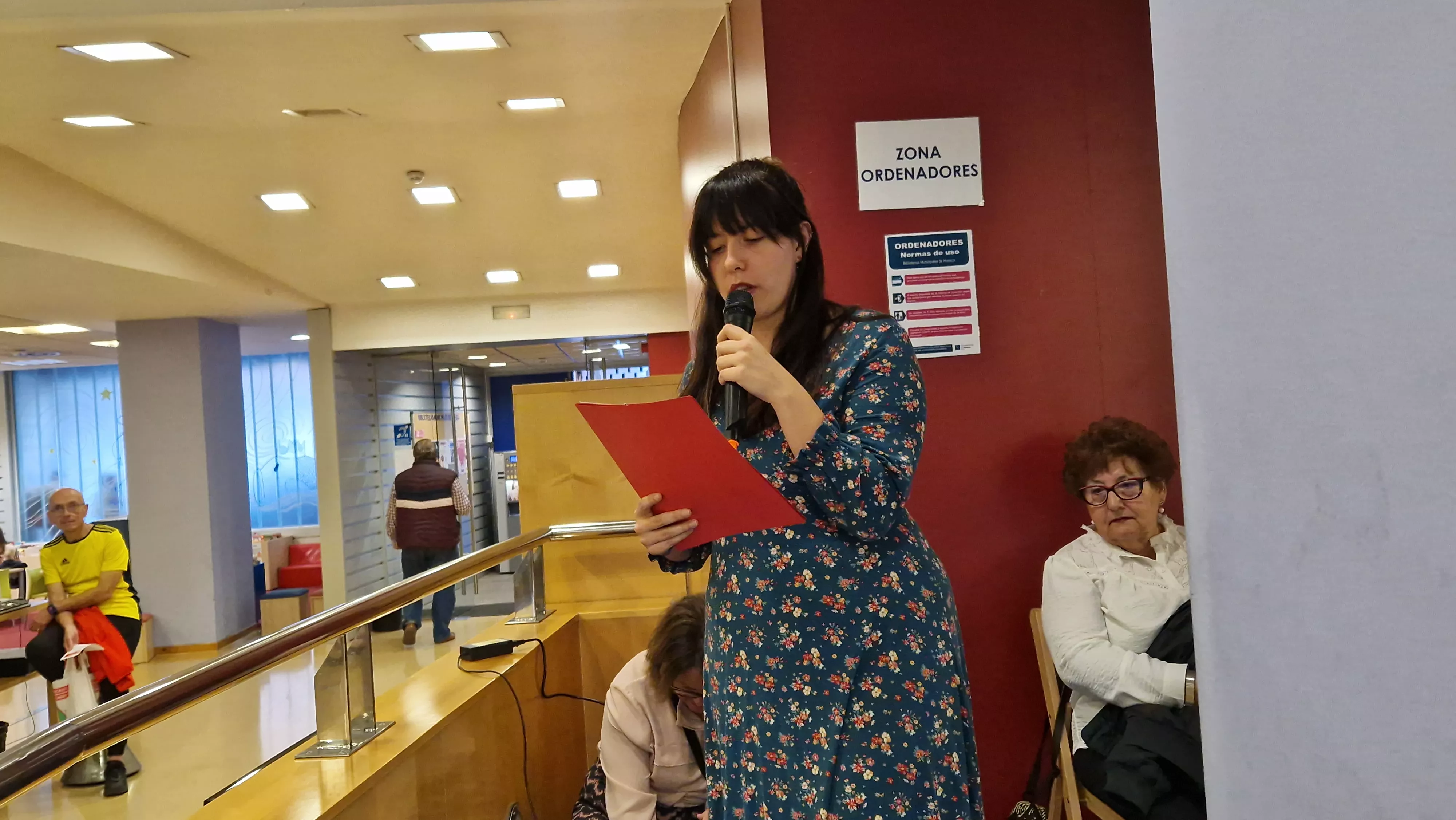 Ana Manzano, dirigiéndose a los asistentes. Foto Myriam Martínez