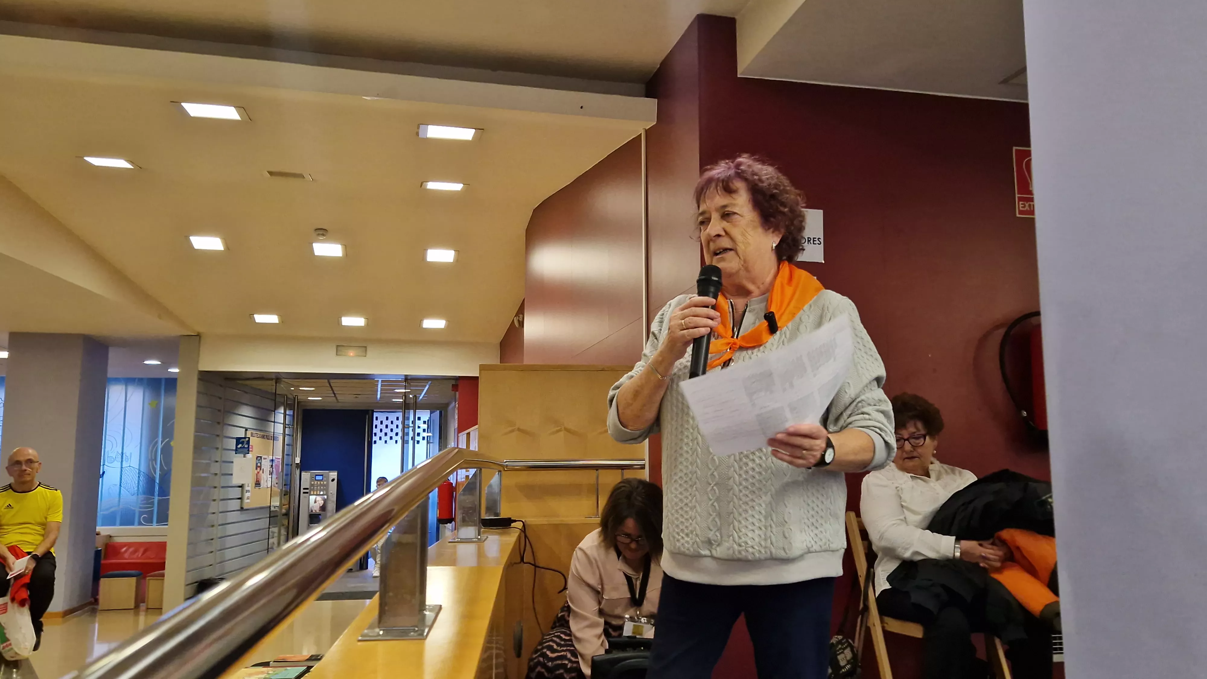 Isabel Arilla ha explicado la filosofía del Coro de la Universidad Ciudadana y su repertorio. Foto Myriam Martínez