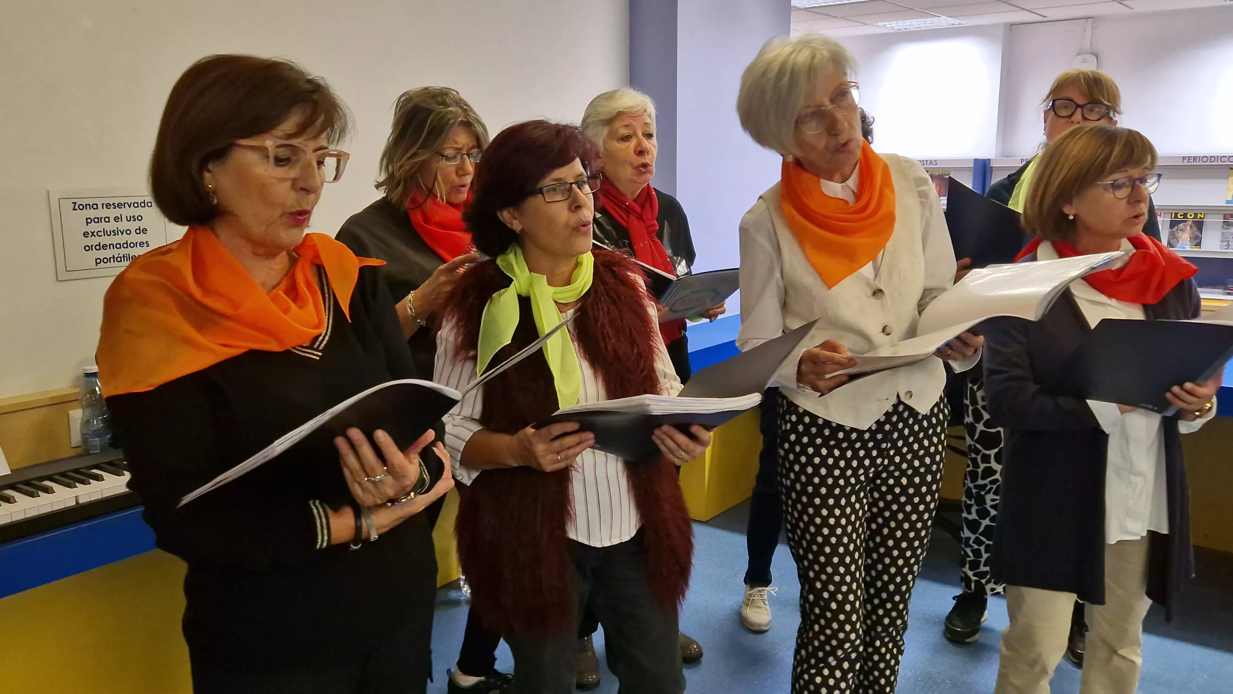 Actuación del Coro de la Universidad Ciudadana en la Durán Gudiol. Foto Myriam Martínez