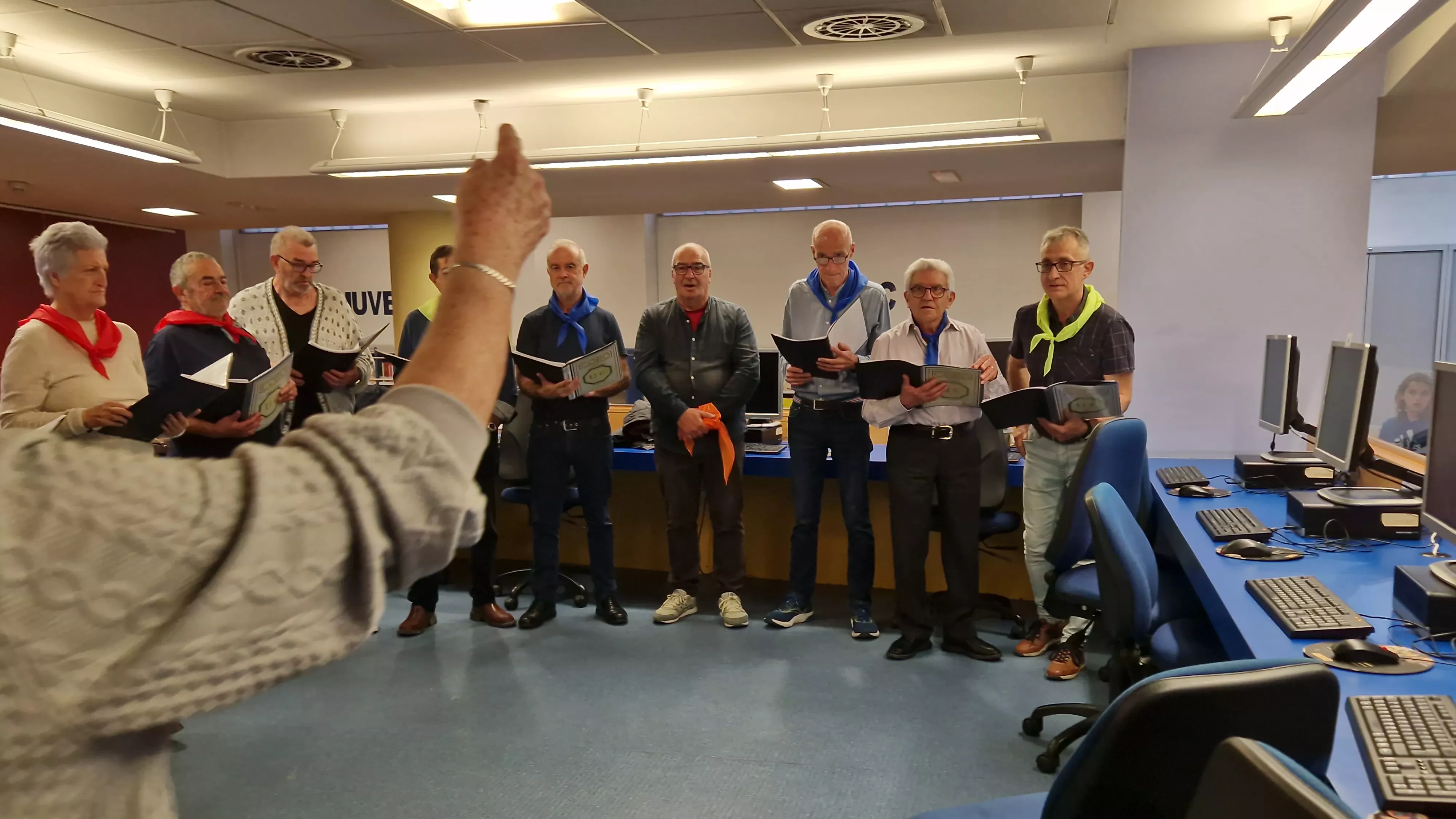 Actuación del Coro de la Universidad Ciudadana en la Durán Gudiol. Foto Myriam Martínez