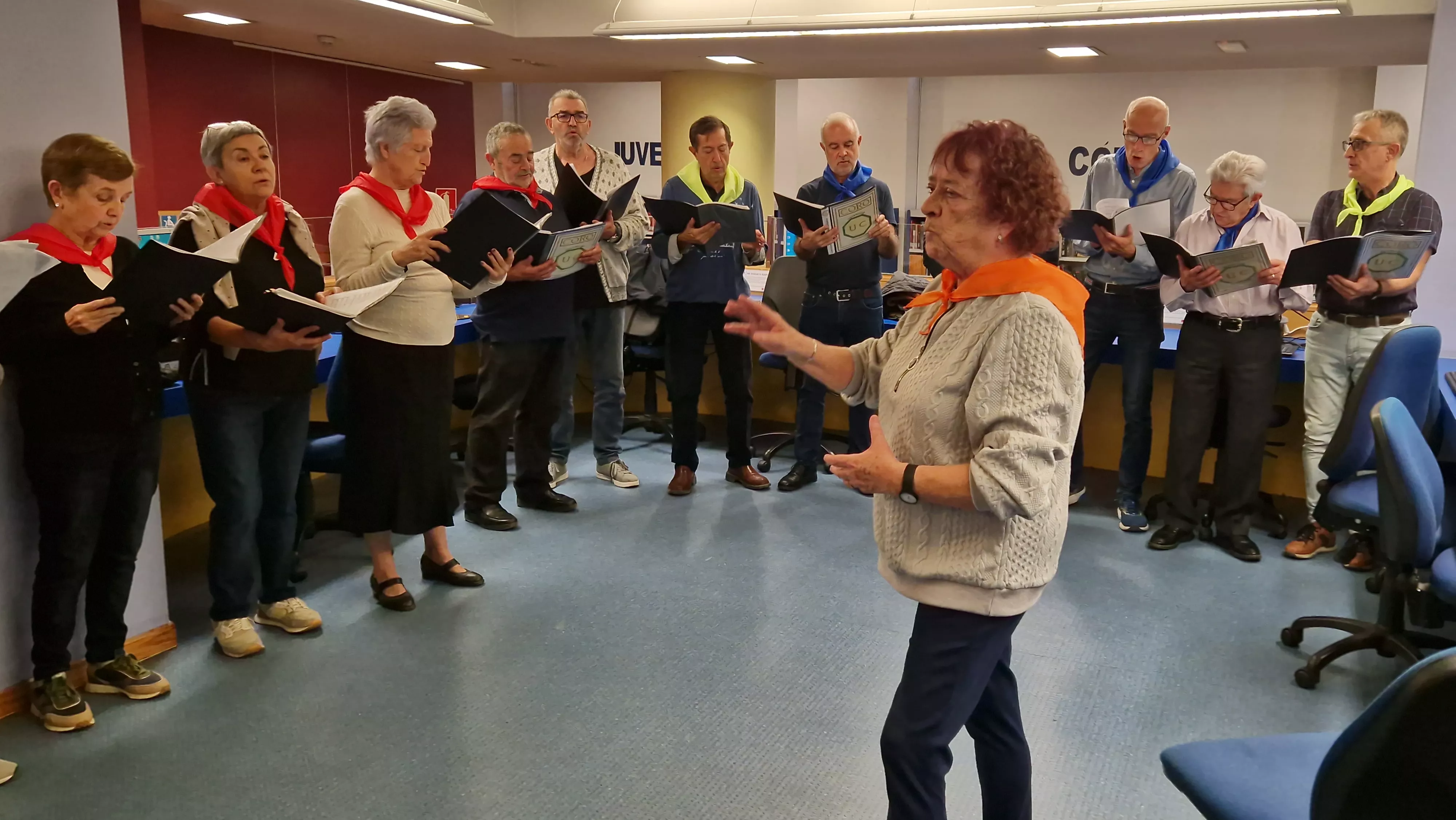 Actuación del Coro de la Universidad Ciudadana en la Durán Gudiol. Foto Myriam Martínez