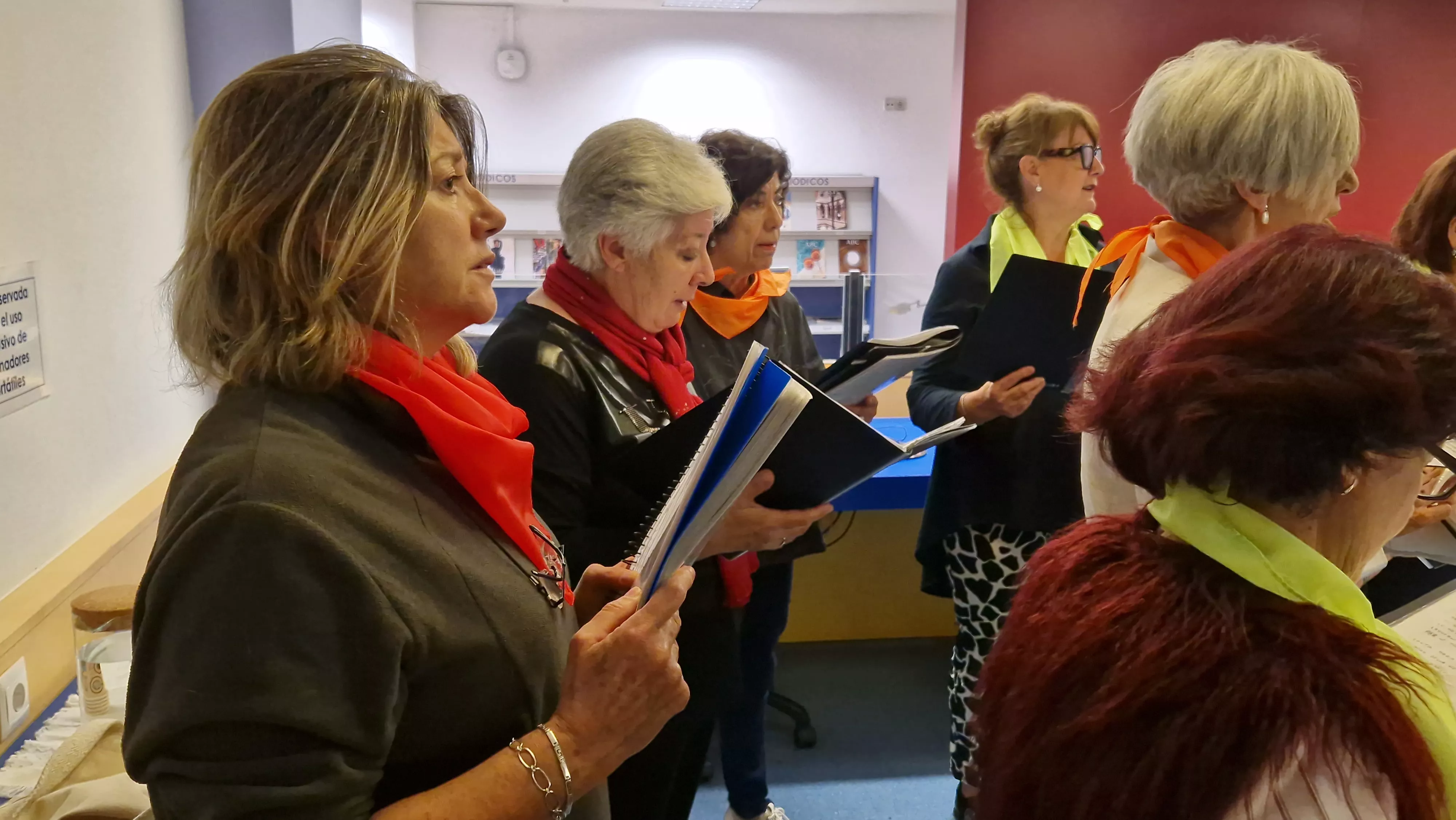 Actuación del Coro de la Universidad Ciudadana en la Durán Gudiol. Foto Myriam Martínez