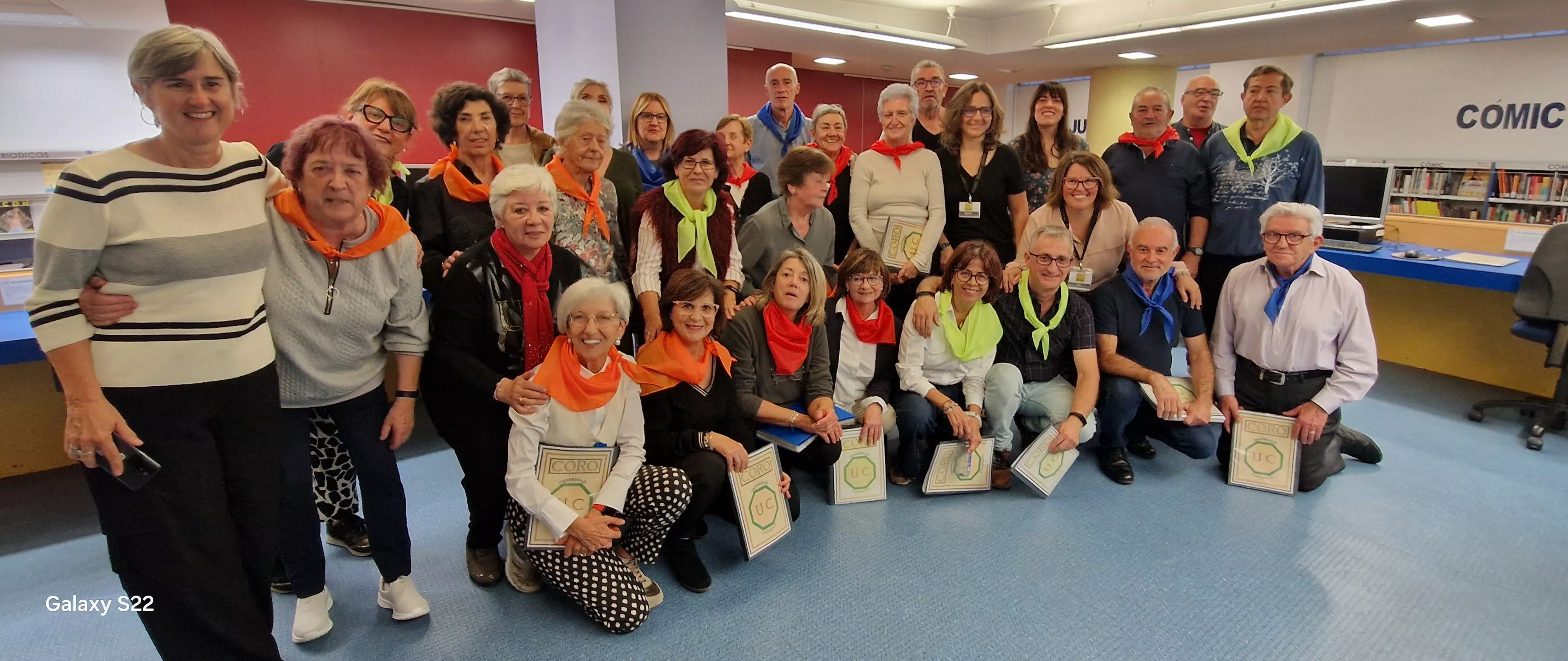 El Coro de la Universidad Ciudadana ha actuado en el 19 aniversario de la Biblioteca Durán Gudiol. Foto Myriam Martínez