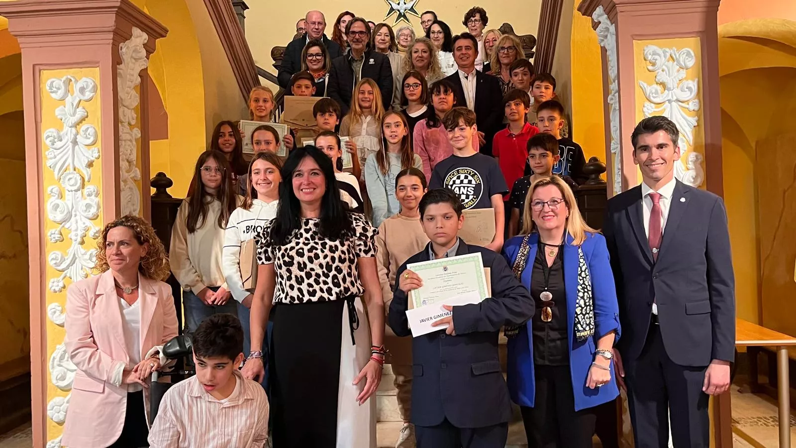 Los consejeros de la Ciudad de las Niñas y los Niños junto con los representantes de las instituciones tras el arranque del nuevo curso. Los consejeros de la Ciudad de las Niñas y los Niños junto con los representantes de las instituciones tras el arranque del nuevo curso.