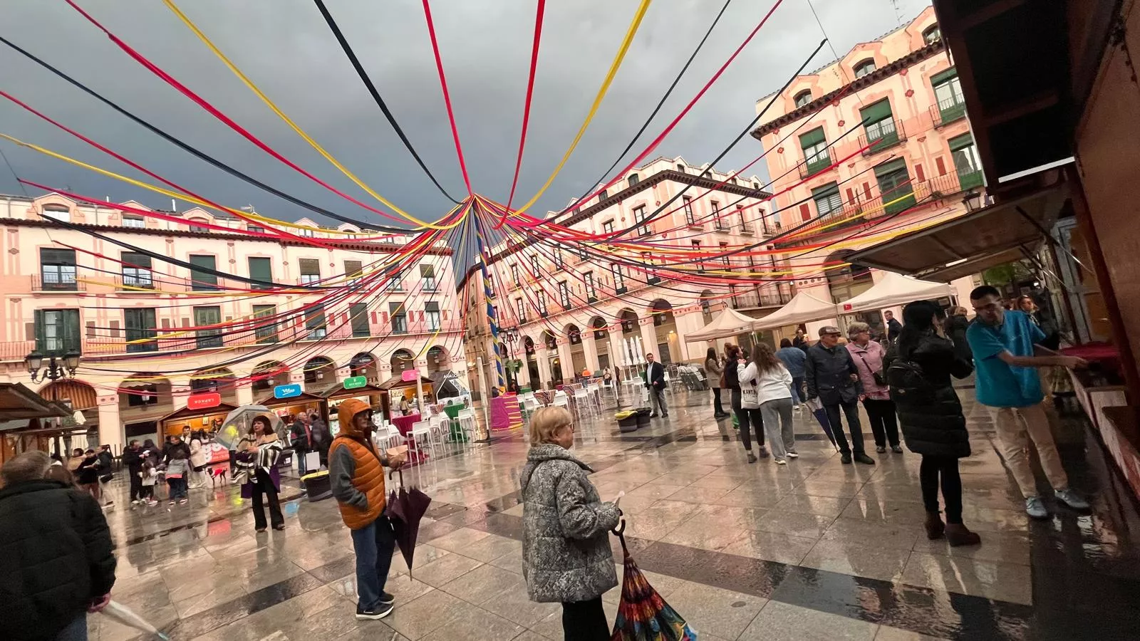 Inauguración de la primera edición de la Feria del Dulce en Huesca. Foto Mercedes Manterola