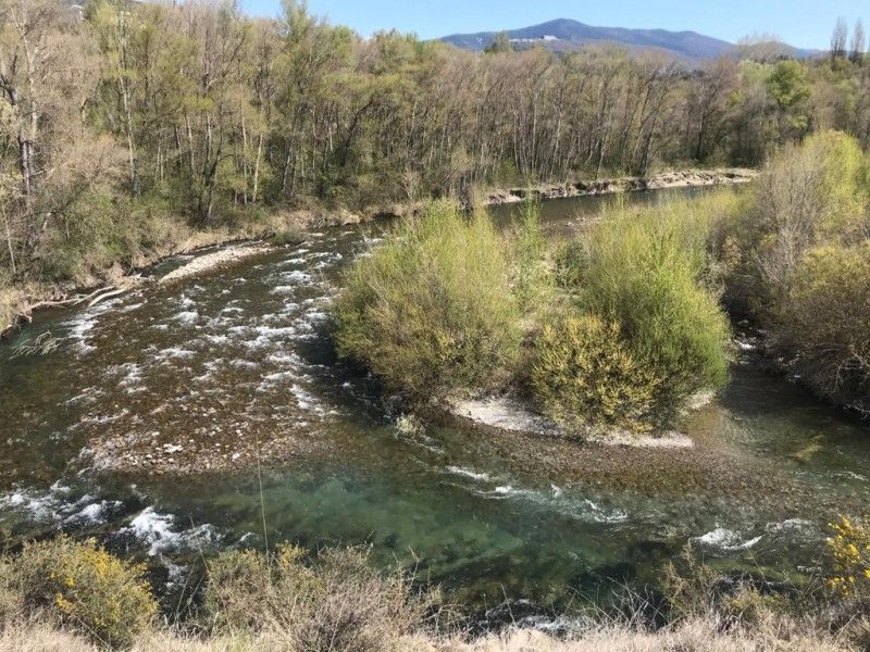 El caudal de Río Aragón se ha reducido considerablemente y Jaca recomienda un "uso responsable" del agua