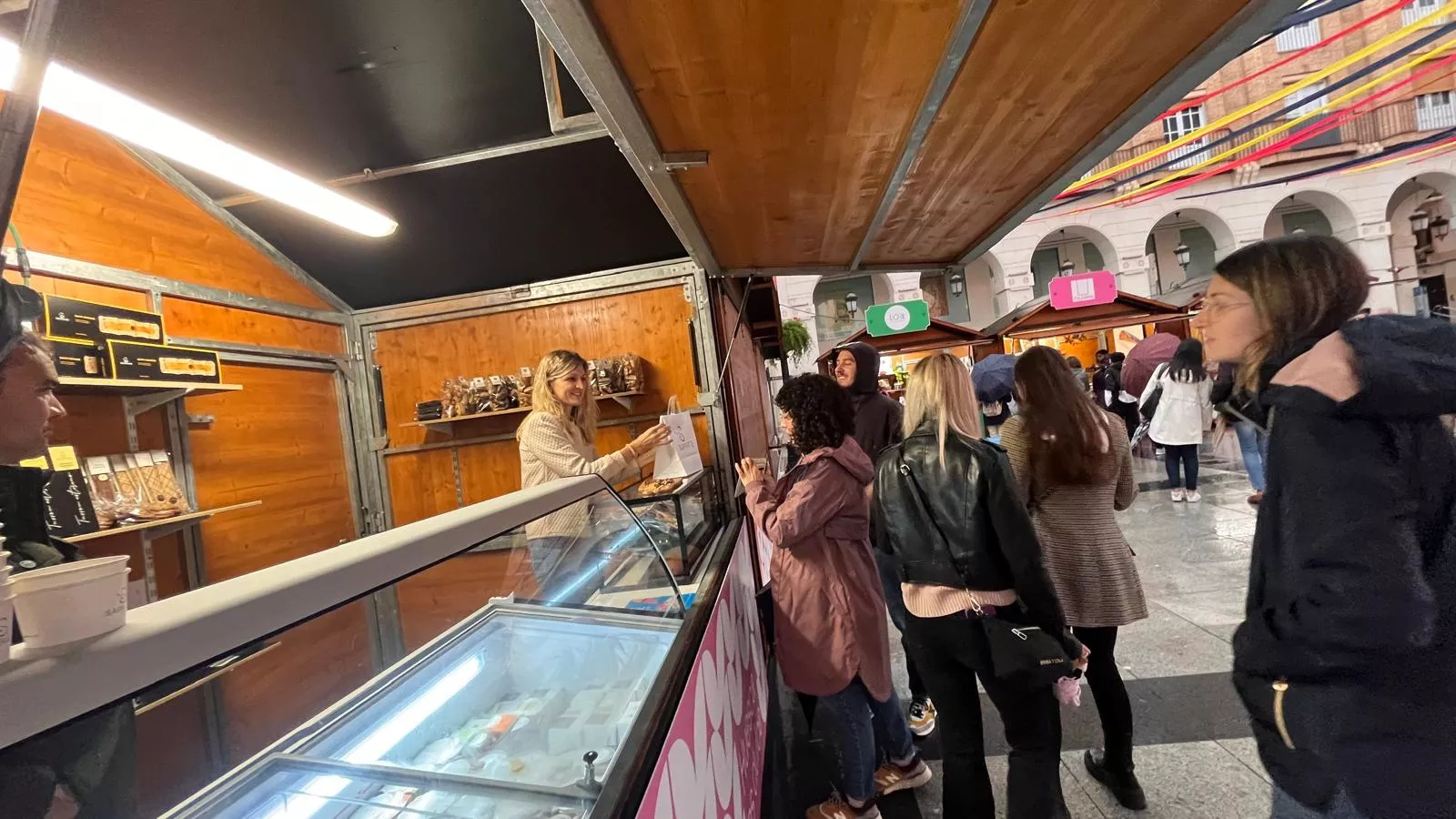 Inauguración de la primera edición de la Feria del Dulce en Huesca. Foto Mercedes Manterola