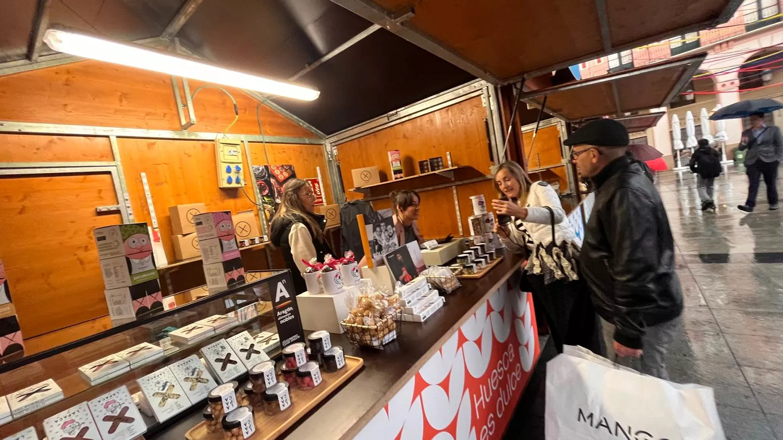 Inauguración de la primera edición de la Feria del Dulce en Huesca. Foto Mercedes Manterola