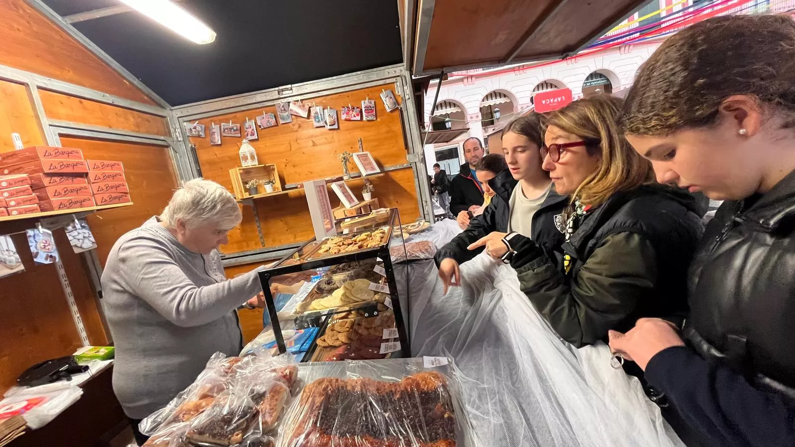 Inauguración de la primera edición de la Feria del Dulce en Huesca. Foto Mercedes Manterola