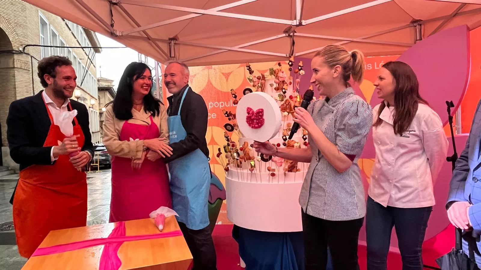 Inauguración de la primera edición de la Feria del Dulce en Huesca. Foto Mercedes Manterola