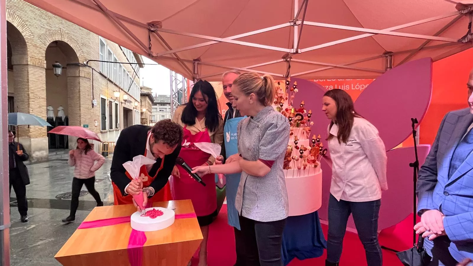 Inauguración de la primera edición de la Feria del Dulce en Huesca. Foto Mercedes Manterola