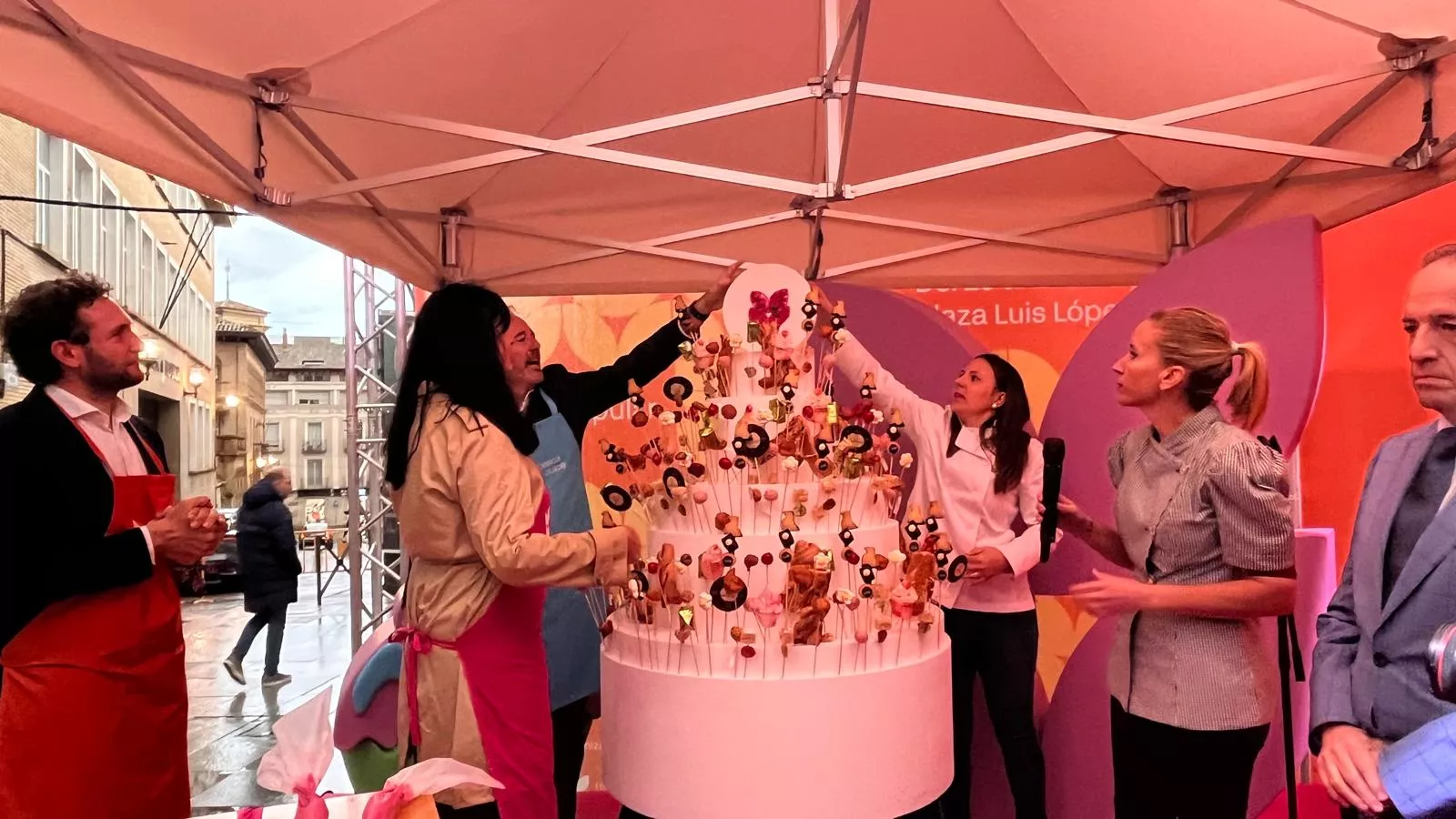 Inauguración de la primera edición de la Feria del Dulce en Huesca. Foto Mercedes Manterola