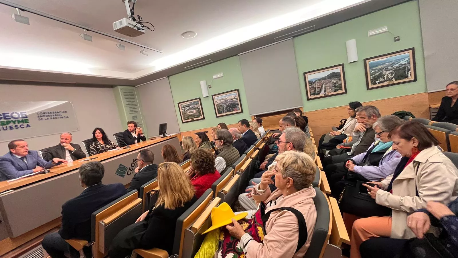 Inauguración de la primera edición de la Feria del Dulce en Huesca. Foto Mercedes Manterola