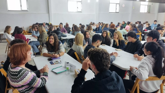 Se han habilitado 40 mesas informativas donde profesionales han compartido experiencias con alumnos. Se han habilitado 40 mesas informativas donde profesionales han compartido experiencias con alumnos.