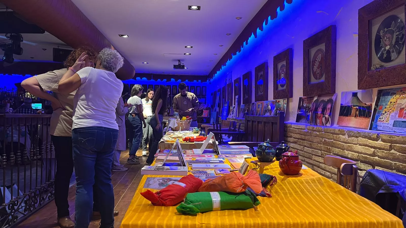 Mercadillo solidario del Sáhara Colour Rice en la Sala Edén de Huesca. Foto Mercedes Manterola