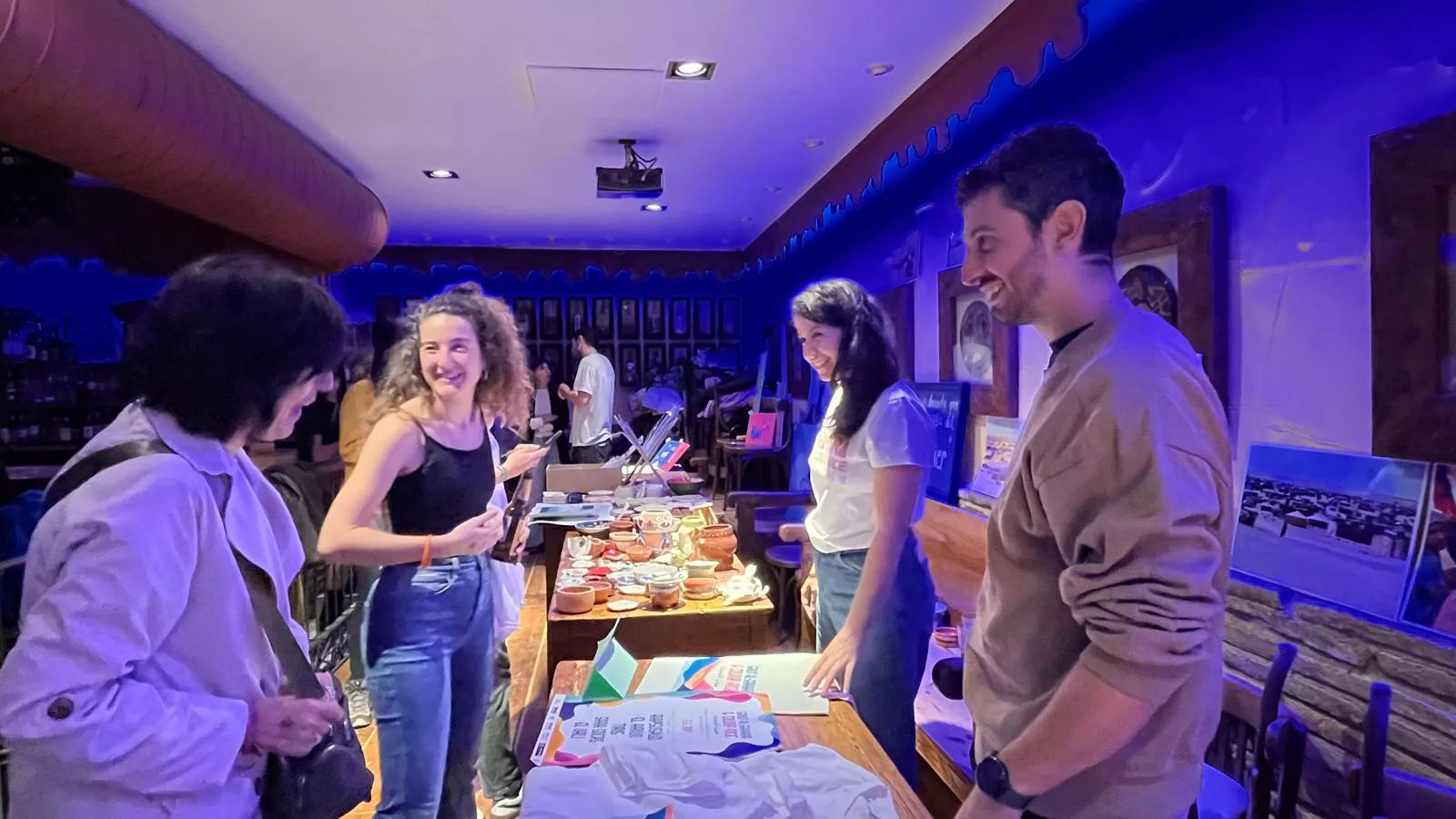 Mercadillo solidario del Sáhara Colour Rice en la Sala Edén de Huesca. Foto Mercedes Manterola