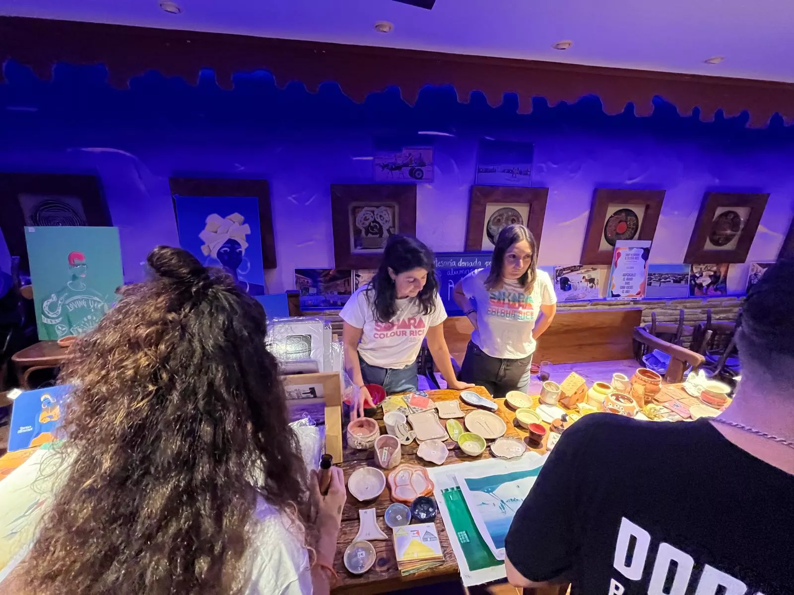 Mercadillo solidario del Sáhara Colour Rice en la Sala Edén de Huesca. Foto Mercedes Manterola
