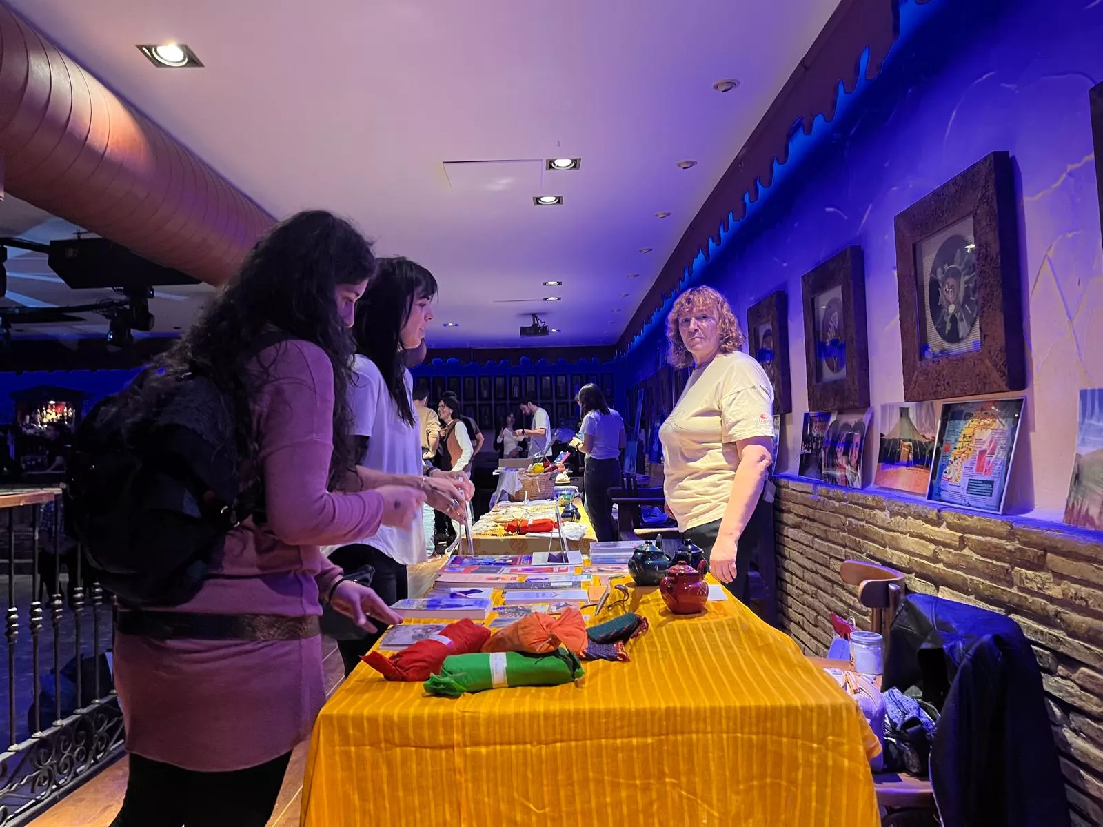 Mercadillo solidario del Sáhara Colour Rice en la Sala Edén de Huesca. Foto Mercedes Manterola