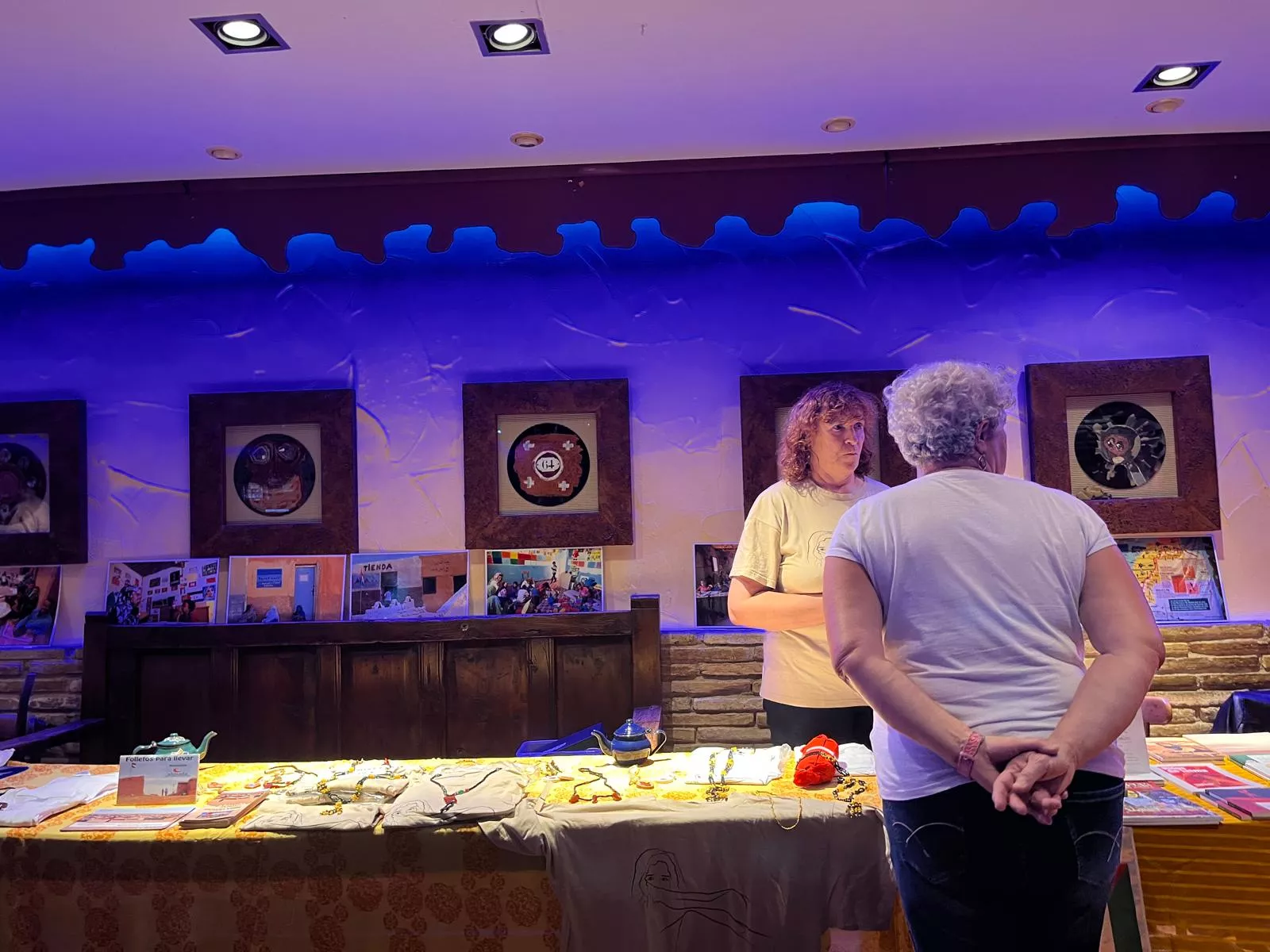 Mercadillo solidario del Sáhara Colour Rice en la Sala Edén de Huesca. Foto Mercedes Manterola