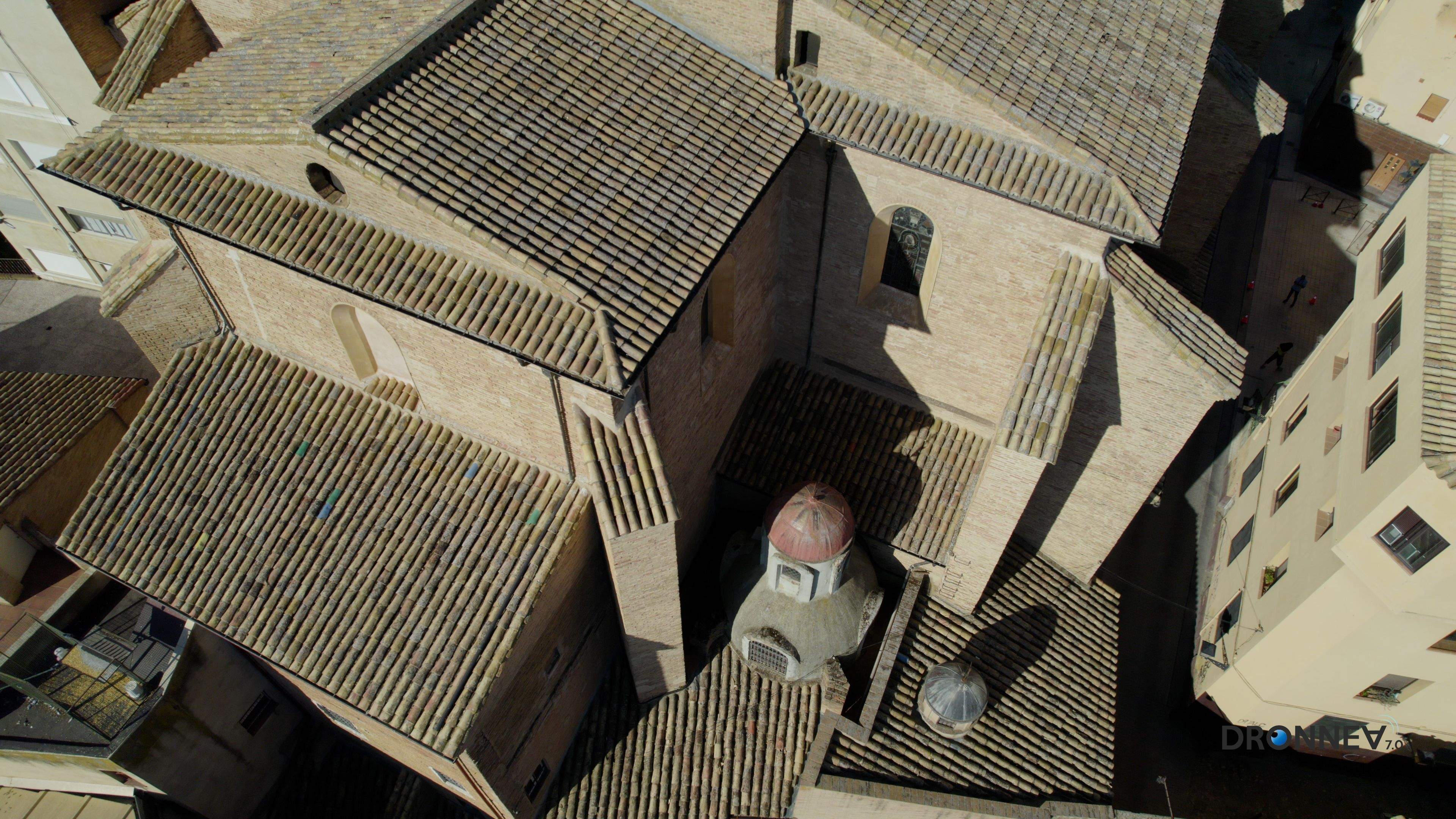 San Lorenzo, ¡qué admirable es tu nombre en toda la tierra! Tus tejados son nuestros techos.