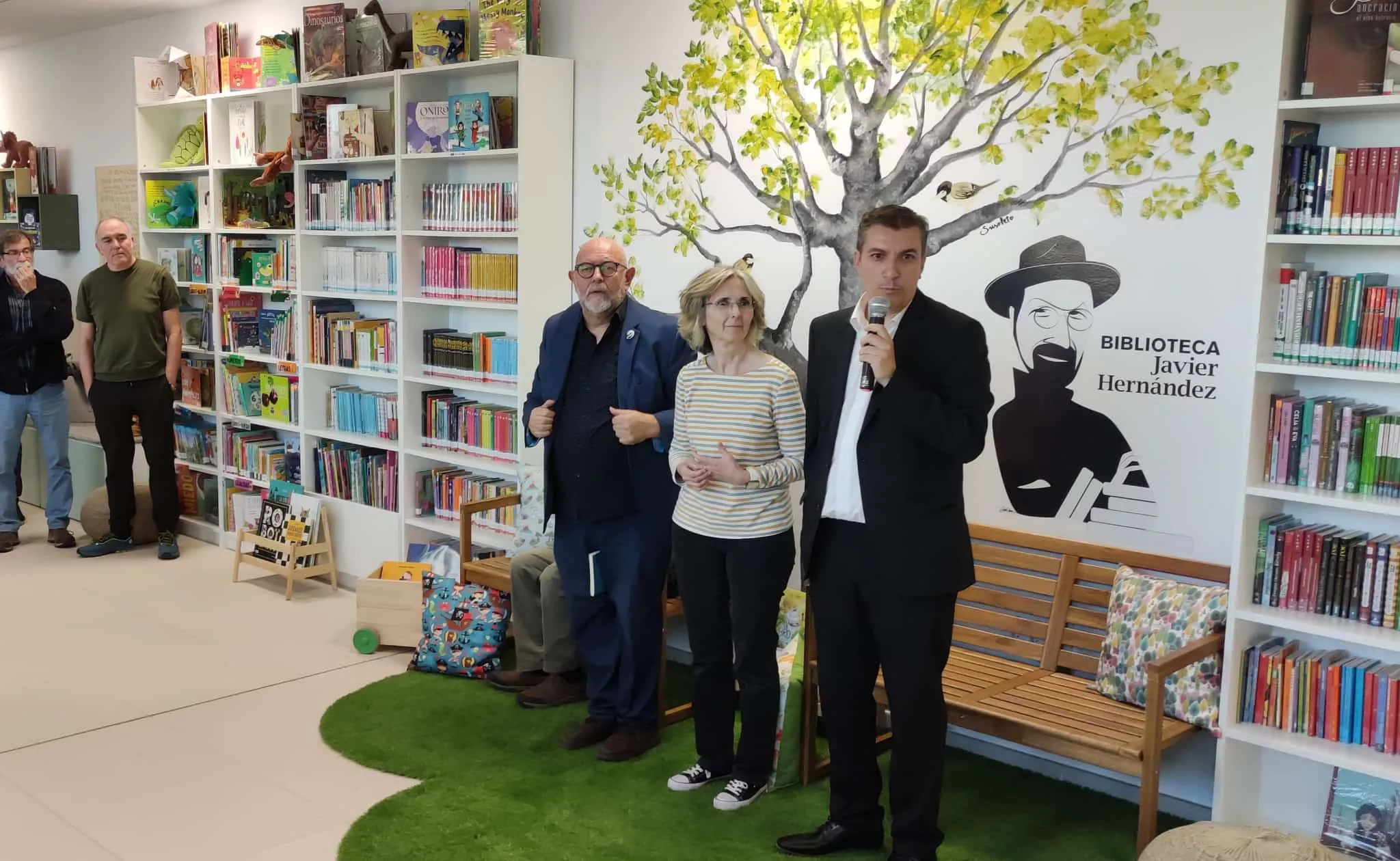 Antón Castro, Arancha Ortiz y Ernesto Ferrera, director del colegio e impulsor del proyecto de biblioteca.