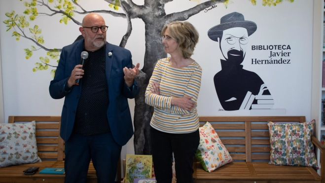 Antón Castro y Arancha Ortiz, en la inauguración de la Biblioteca Javier Hernández. Antón Castro y Arancha Ortiz, en la inauguración de la Biblioteca Javier Hernández.
