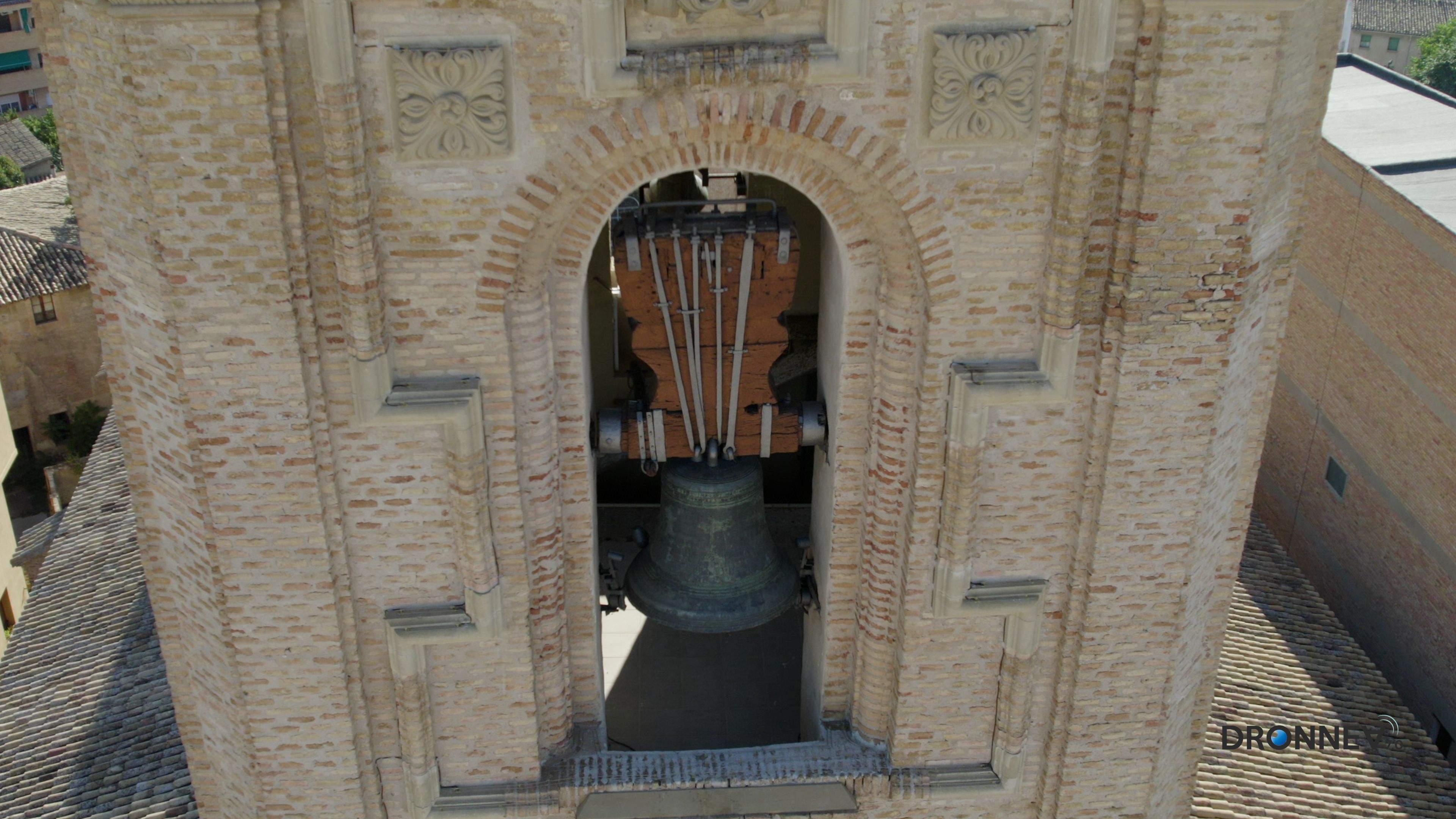 La campana espera tranquila, muda, dispuesta a marcar las 12 del día 9 de agosto. Cada hora, una muesca en la cuenta atrás.