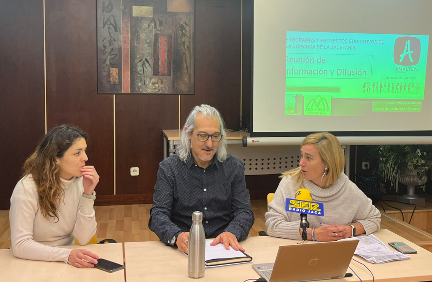 Laura Climente, Olvido Moratinos y Silberio Sáez en la presentación del proyecto de investigación en la Jacetania