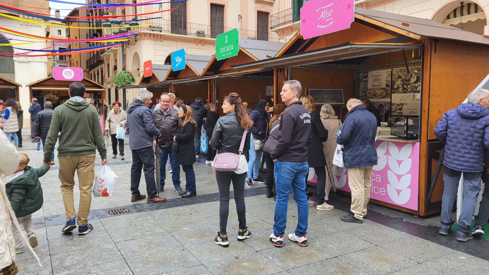 Feria Huesca es Dulce en la Plaza López Allué con buenas ventas y espectaculares talleres.