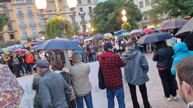 Concentración en Huesca en defensa de la sanidad pública. Foto Myriam Martínez Concentración en Huesca en defensa de la sanidad pública. Foto Myriam Martínez