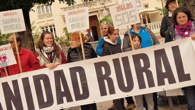Concentración en Huesca en defensa de la sanidad pública. Foto Myriam Martínez Concentración en Huesca en defensa de la sanidad pública. Foto Myriam Martínez