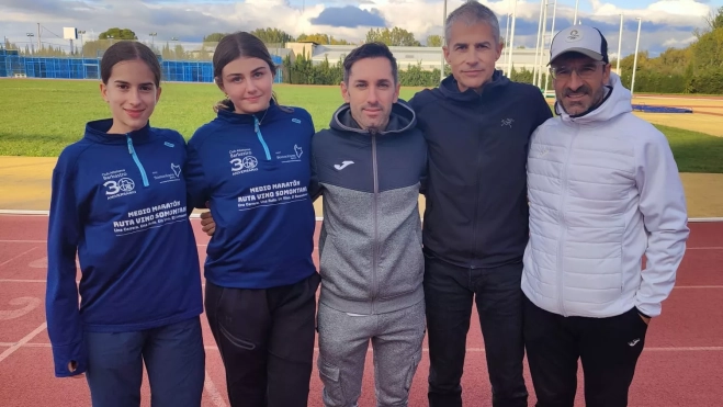 De izquierda a derecha, Clara Lacoma, Natalia Lleyda, Jacinto Garzón, José Mari Lacoma y Chuso García Bragado. De izquierda a derecha, Clara Lacoma, Natalia Lleyda, Jacinto Garzón, José Mari Lacoma y Chuso García Bragado.