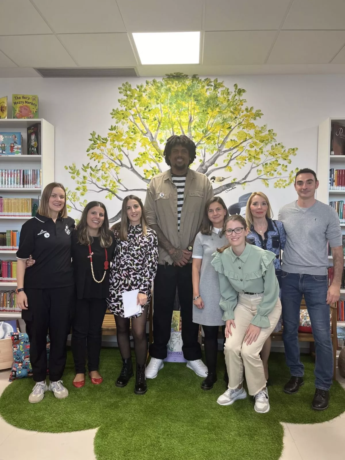 David Gómez, oficial de mantenimiento, con las maestras que asistieron en representación del claustro y con miembros de la Fundación Basket Zaragoza