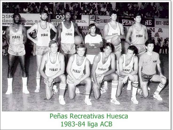 Peñas de 1983 84. Wright, en la fila de pie el tercero por la izquierda.