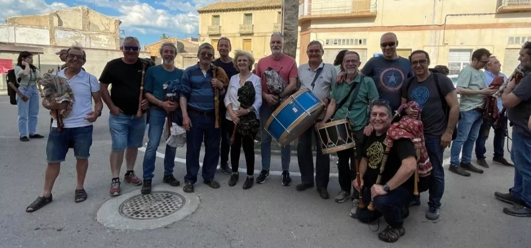 Pasacalles en Robres, de los gaiteros de la Escuela de Folklore de Huesca. Pasacalles en Robres, de los gaiteros de la Escuela de Folklore de Huesca.