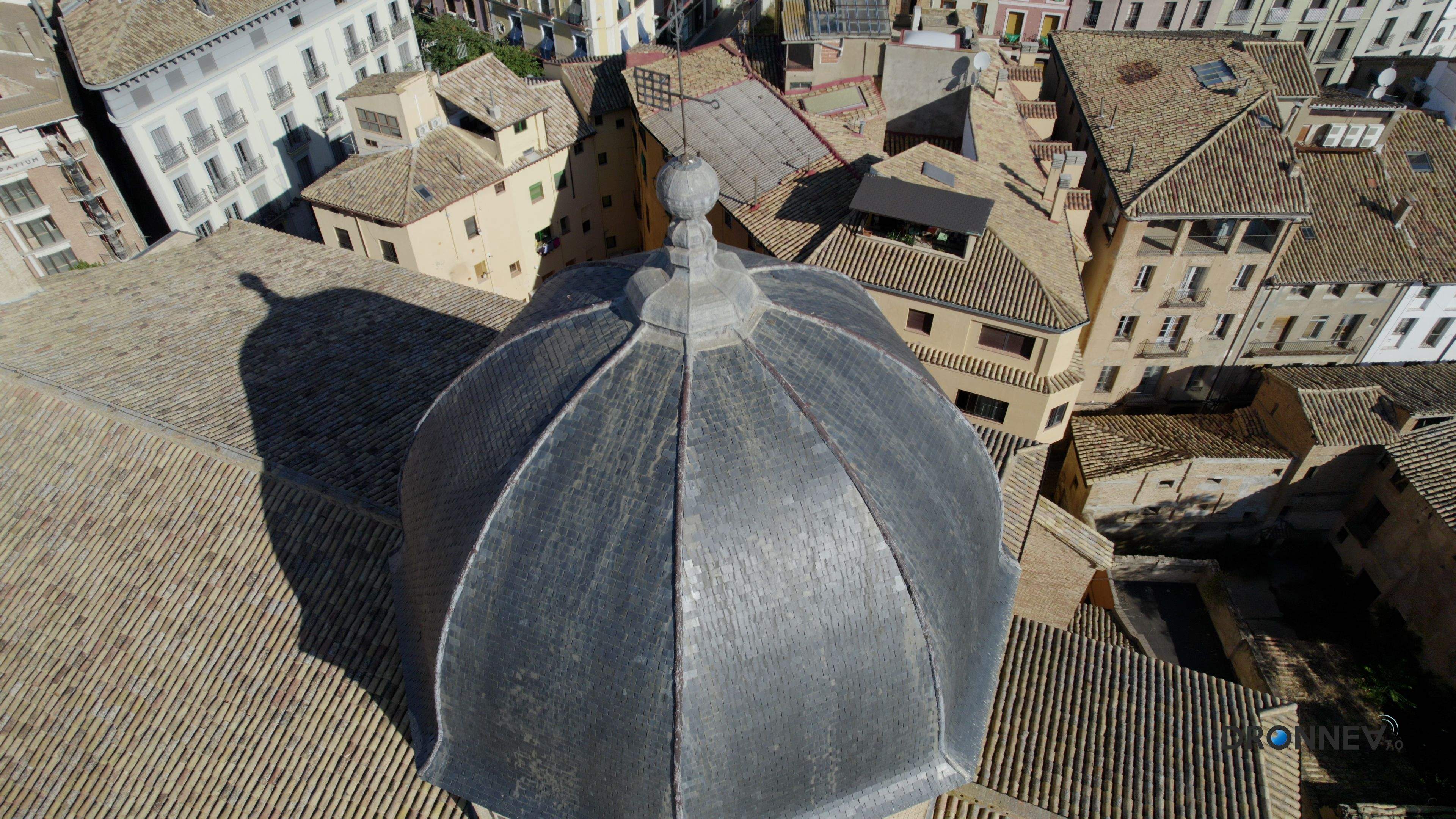 Es poderosa la cúpula de tu ejemplo. Bajo ella oramos y te rendimos tributo. Porque con tu muerte nos enseñaste a vivir.