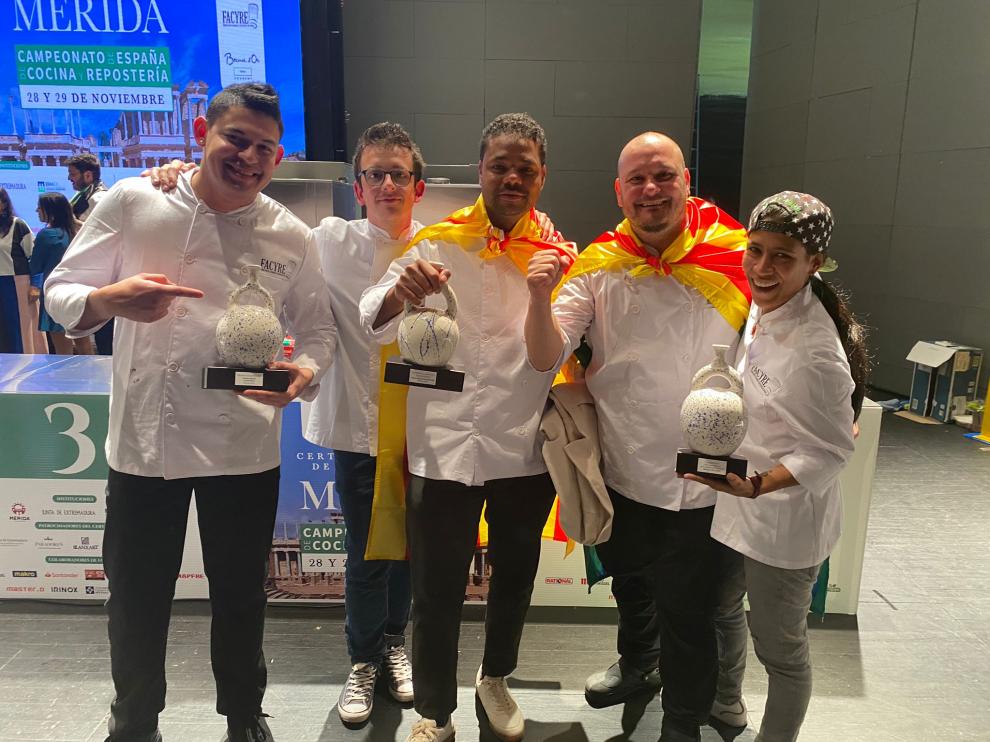 Ramón Lapuyade y Ariel Munguía, con sus compañeros y los trofeos.