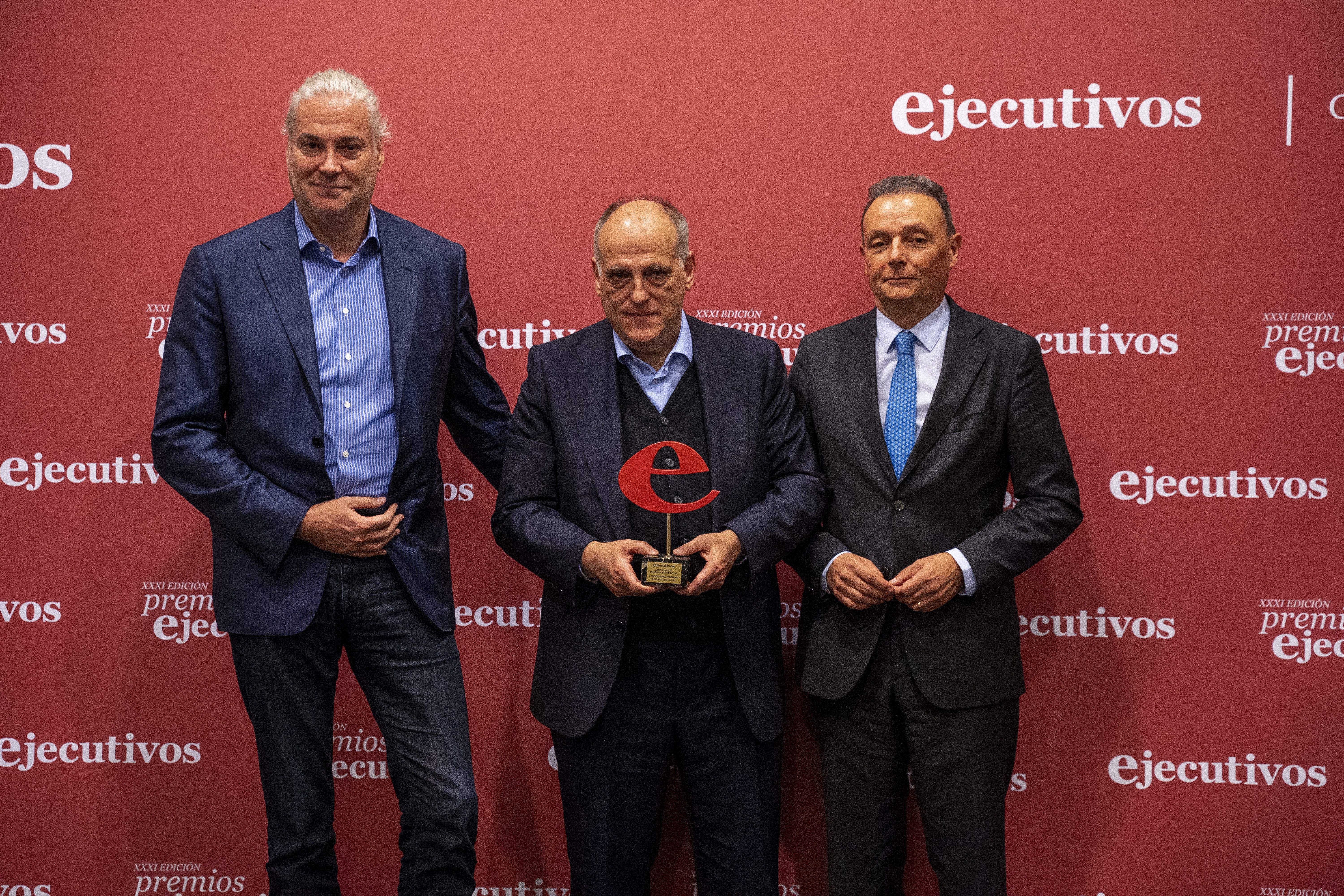 Javier Tebas, en el momento de recibir el galardón de Ejecutivos