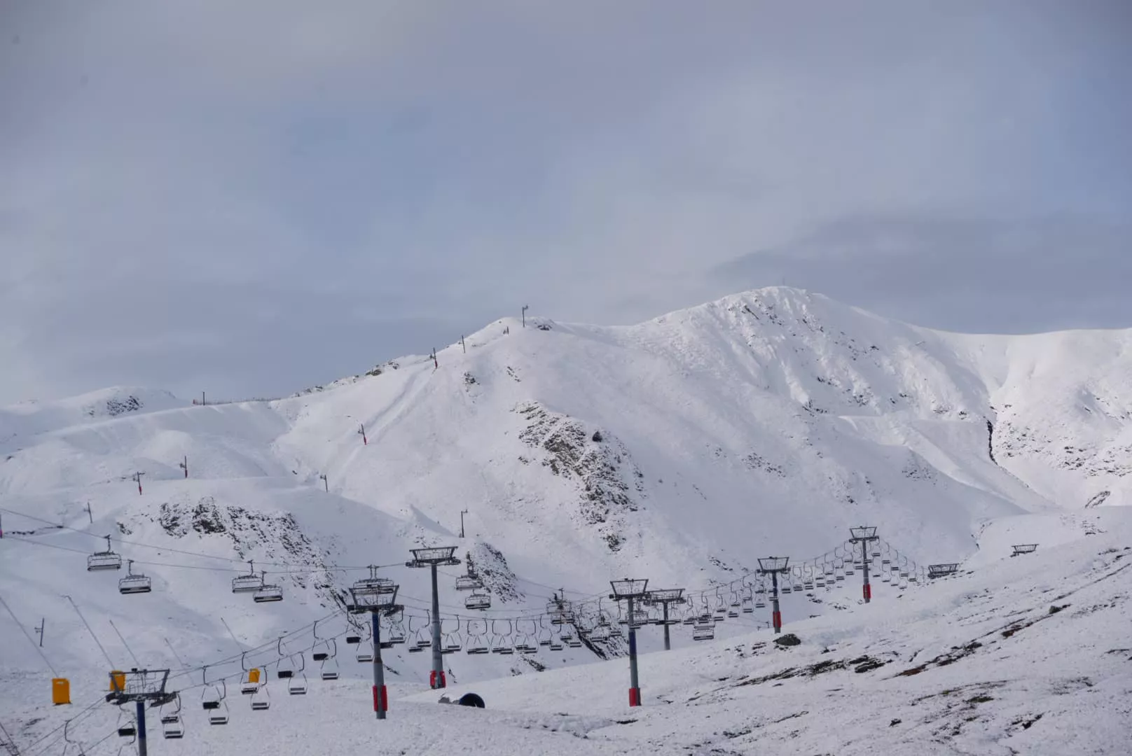 La estación de Aramon Formigal cubierta por la nieve.