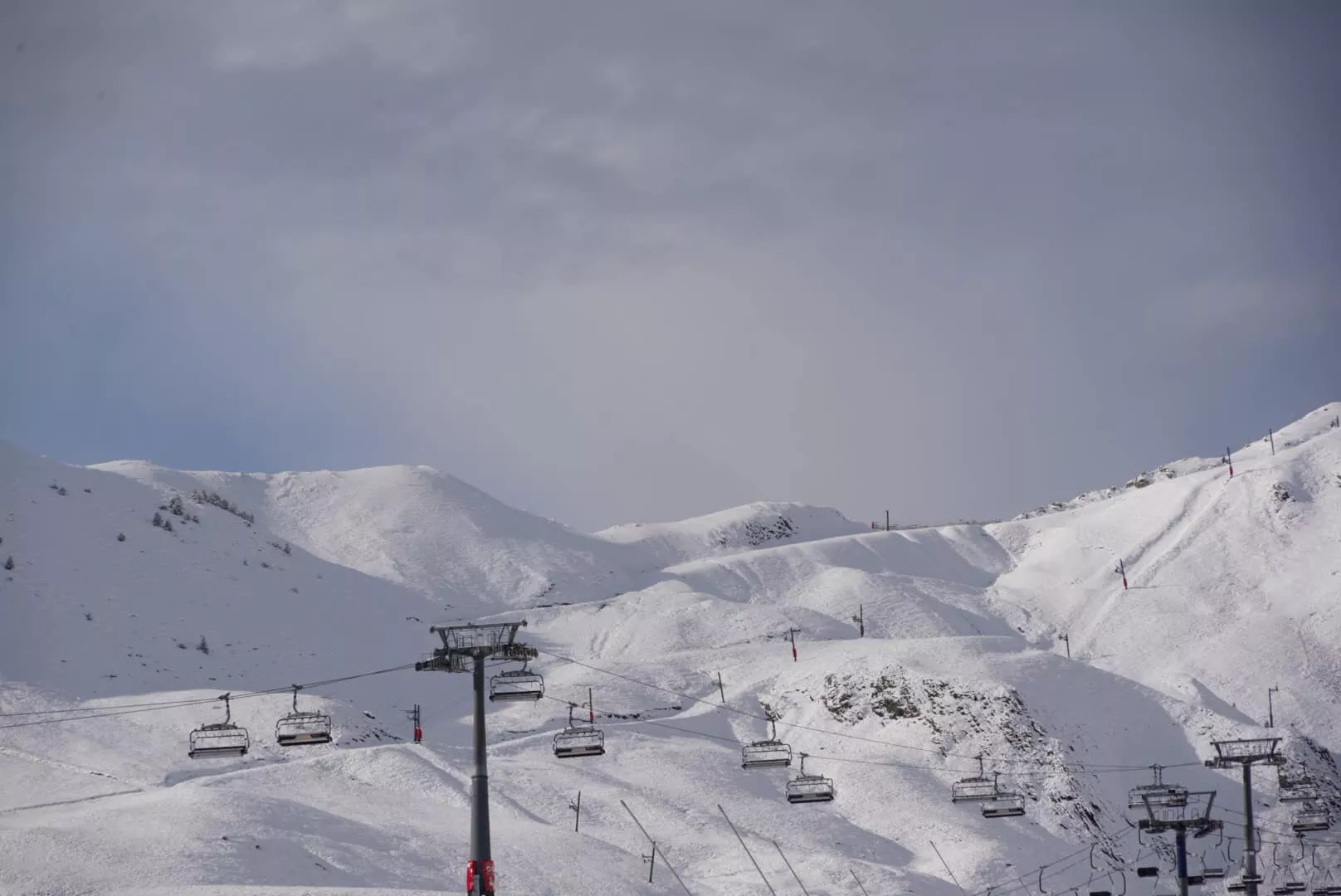 La estación de Aramon Formigal cubierta por la nieve.