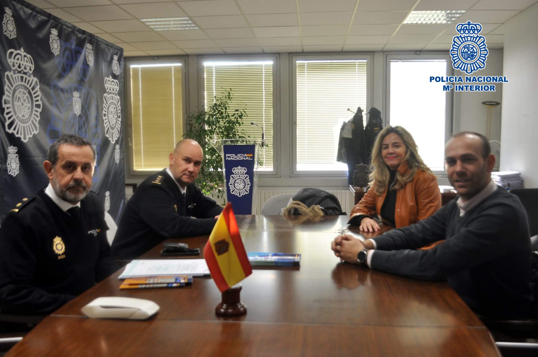 Imagen del encuentro mantenido por responsables de la Policía Nacional y del Comercio