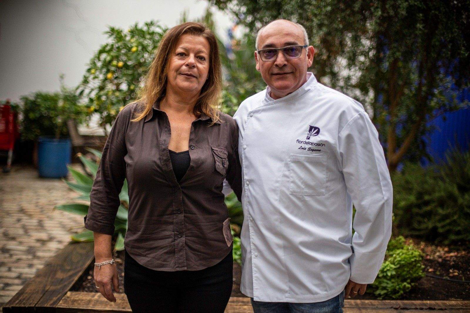 Celia Buisán y Luis Segarra, en el jardín del Obrador. FOTO ALFONSO SÁNCHEZ