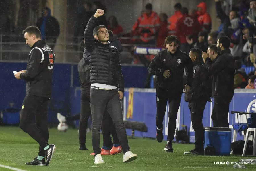 Antonio Hidalgo celebra el gol de Unzueta