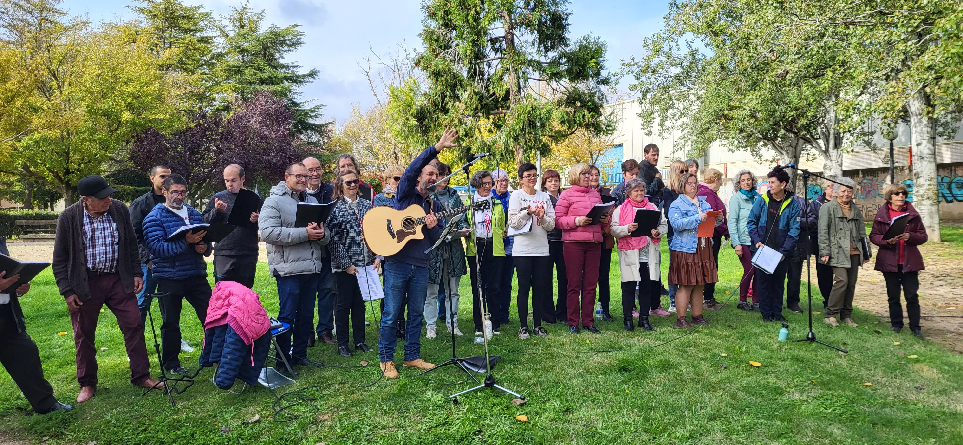Encuentro de coros para relanzar el parque Joaquín Roig de Huesca. Foto Mercedes Manterola