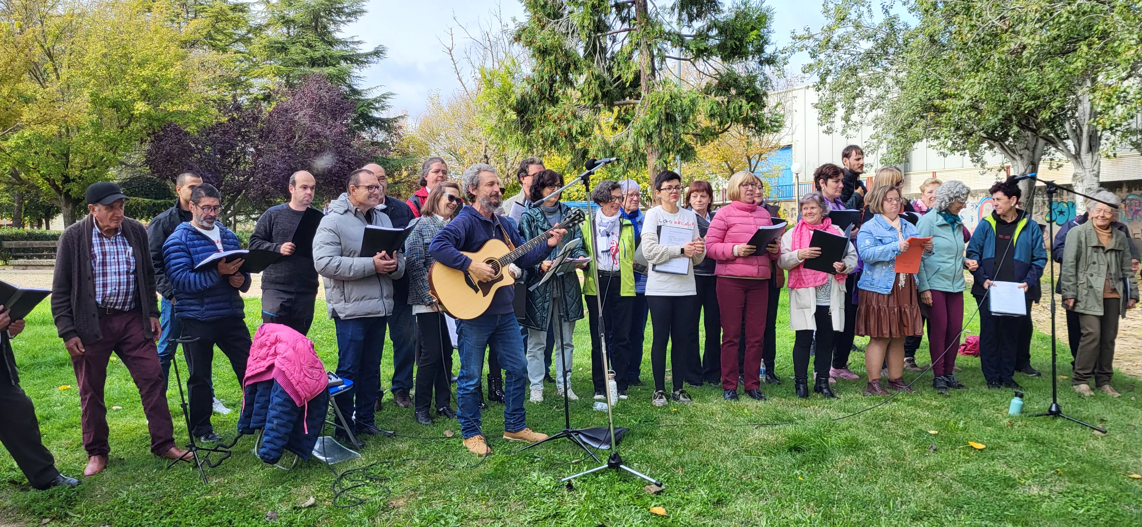 Encuentro de coros para relanzar el parque Joaquín Roig de Huesca. Foto Mercedes Manterola