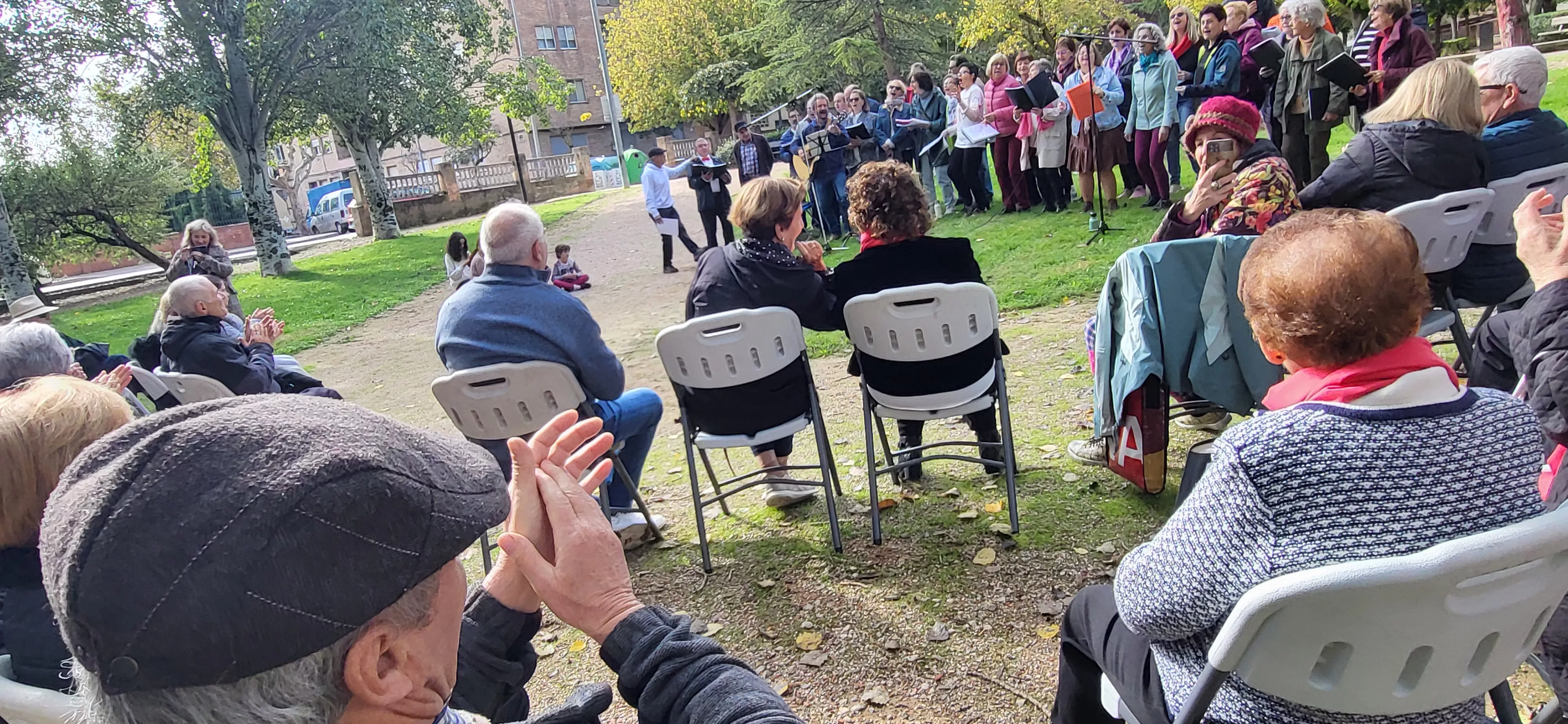 Encuentro de coros para relanzar el parque Joaquín Roig de Huesca. Foto Mercedes Manterola