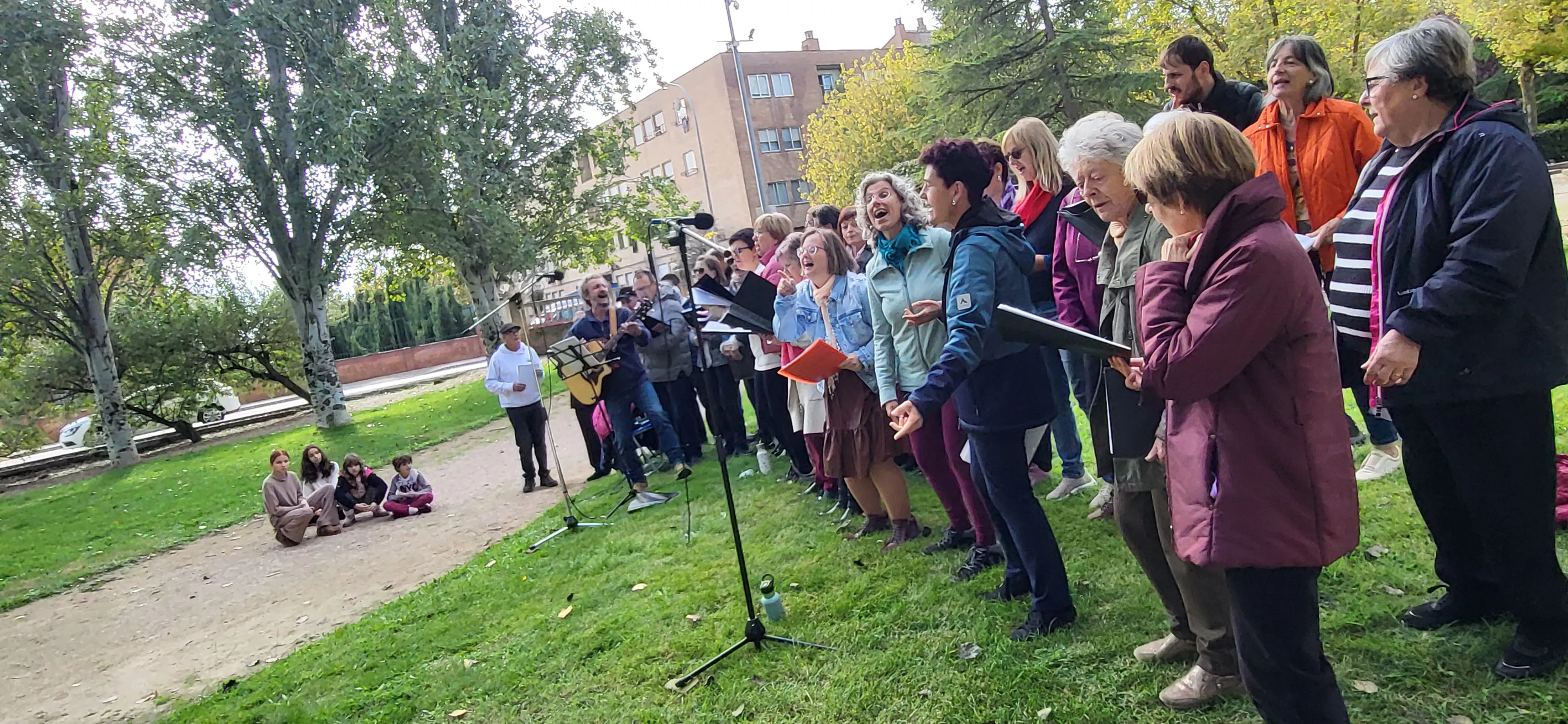 Encuentro de coros para relanzar el parque Joaquín Roig de Huesca. Foto Mercedes Manterola