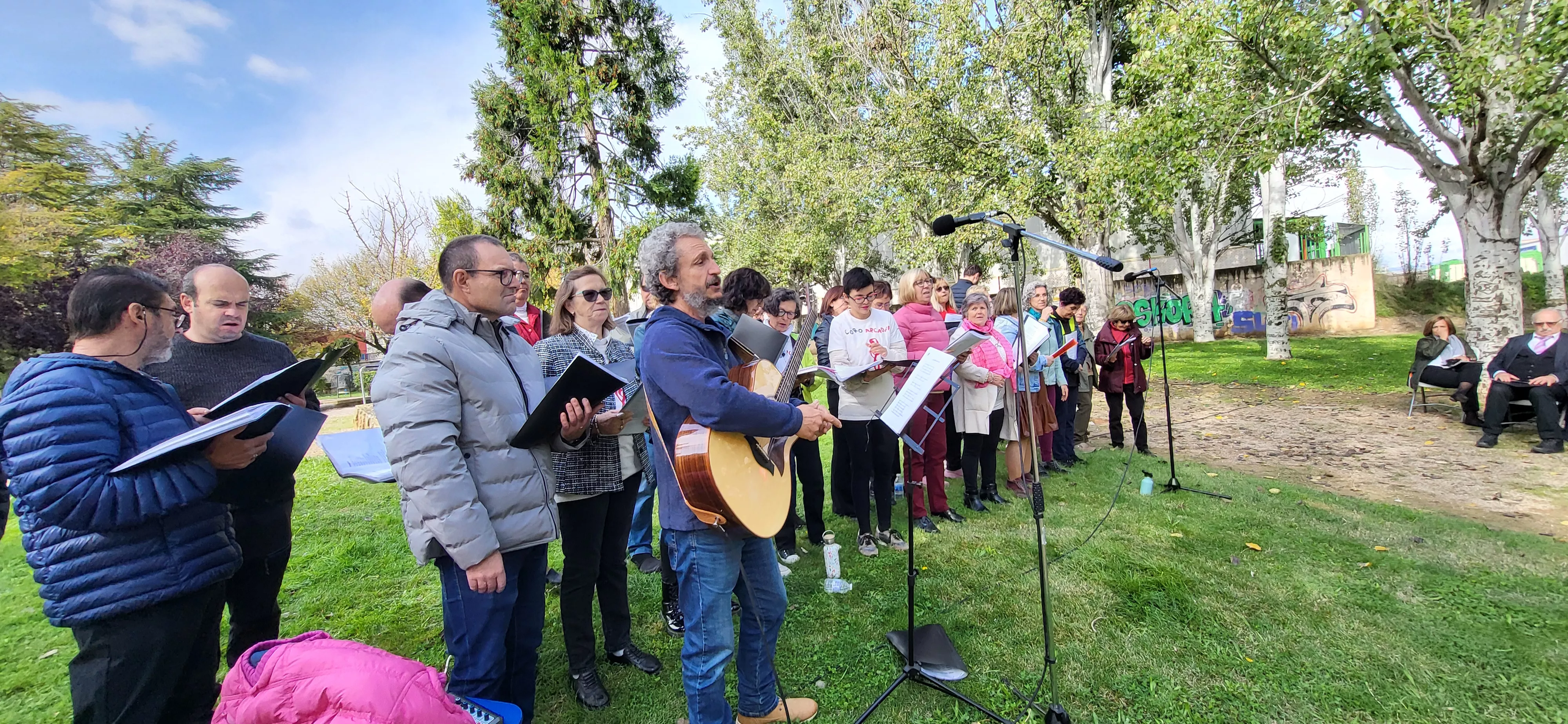Encuentro de coros para relanzar el parque Joaquín Roig de Huesca. Foto Mercedes Manterola